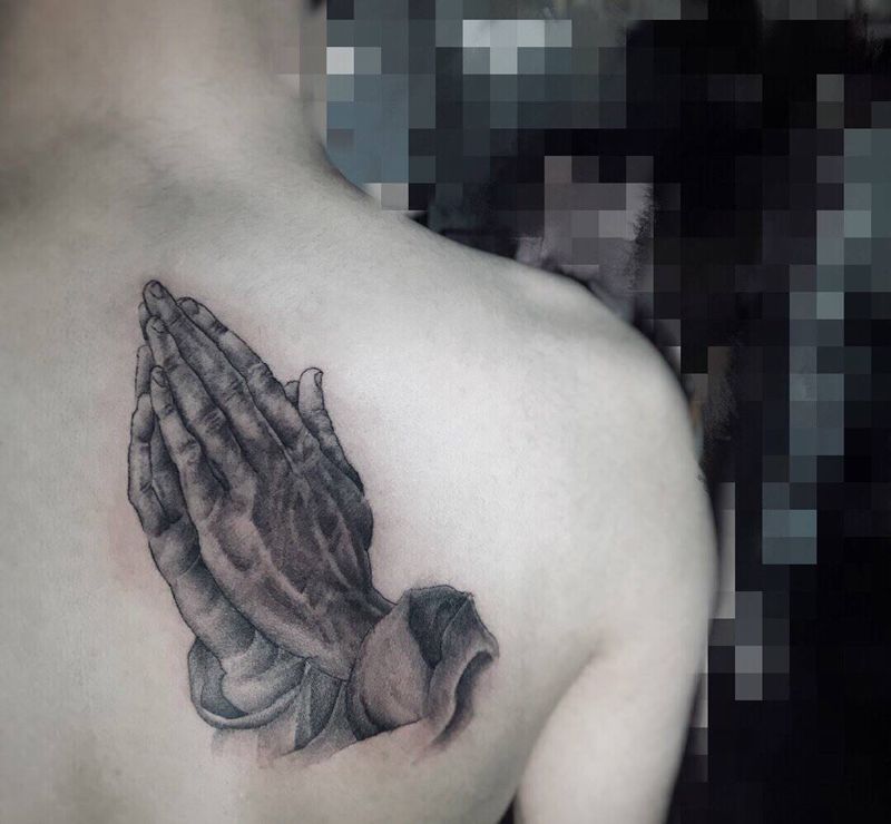 祈禱之手纹身图片_背部欧美写实纹身图案