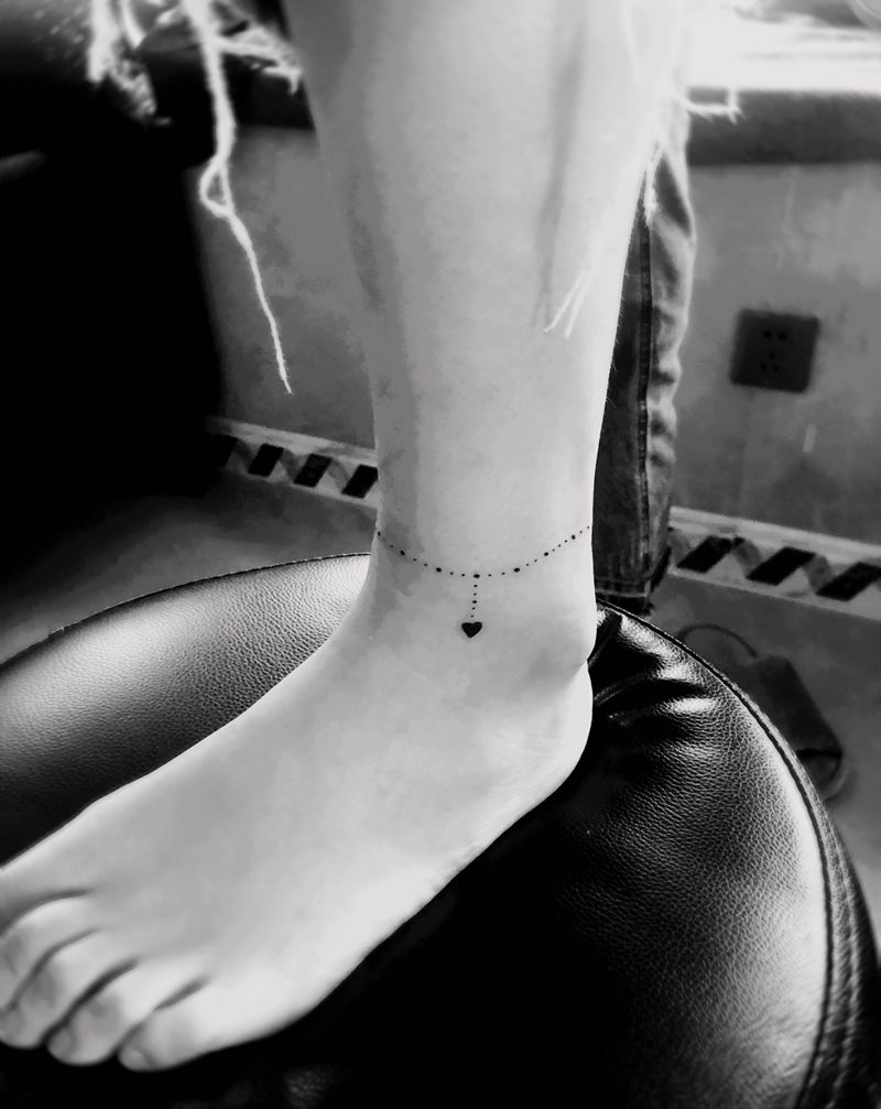 脚链纹身图片_腿部点刺纹身图案