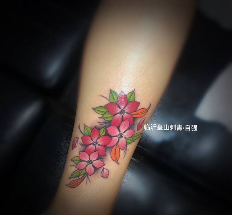 美女小图纹身图片_胸部腿部新传统欧美写实纹身图案