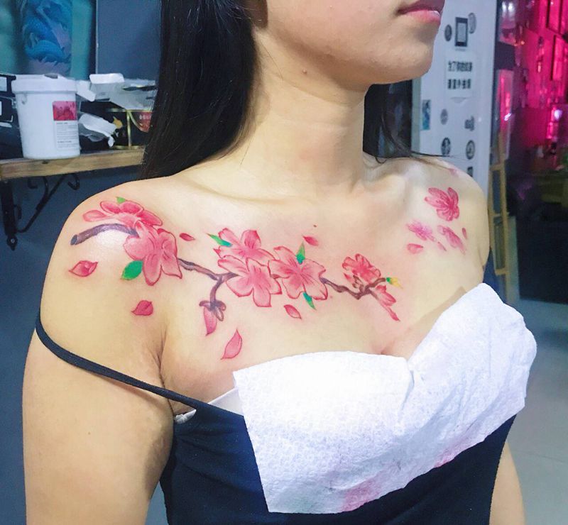 梅纹身图片_颈部纹身图案