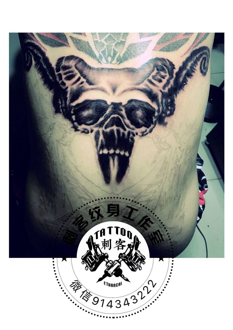 撒旦进度纹身图片_背部纹身图案