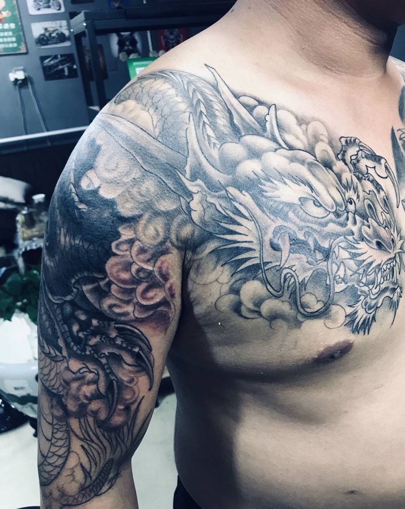 半甲龙，大臂有遮盖，未完成纹身图片_肩部纹身图案