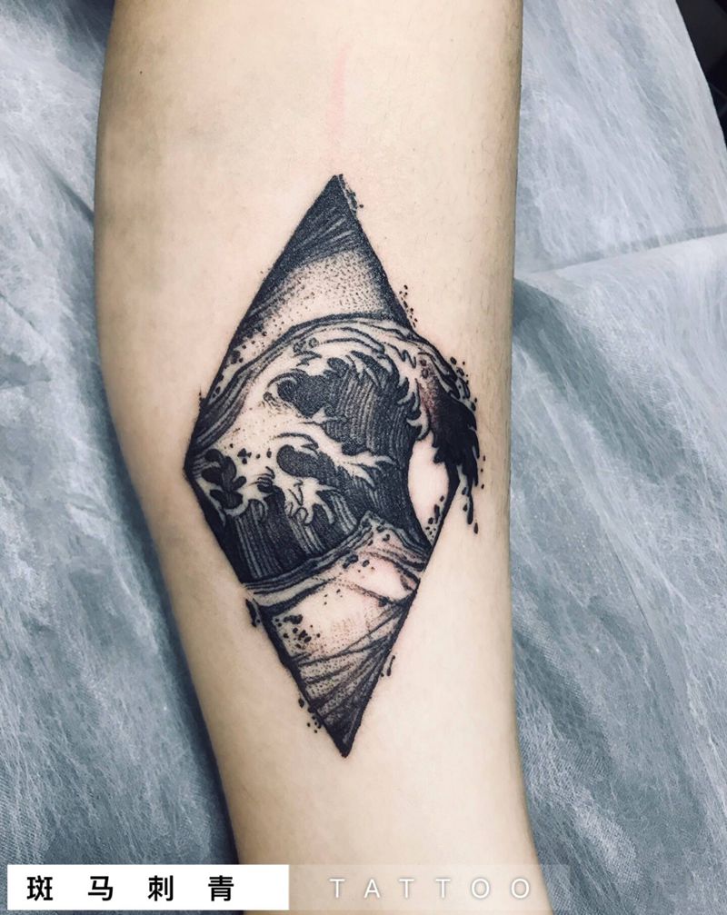 浪纹身图片_腿部纹身图案