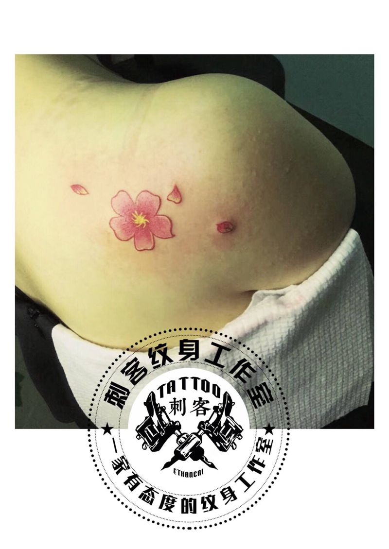 花草纹身图片_肩部Old School纹身图案