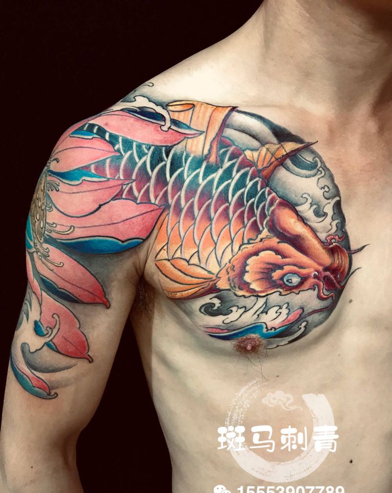 半甲重彩鲤鱼纹身图片_胸部肩部新传统纹身图案