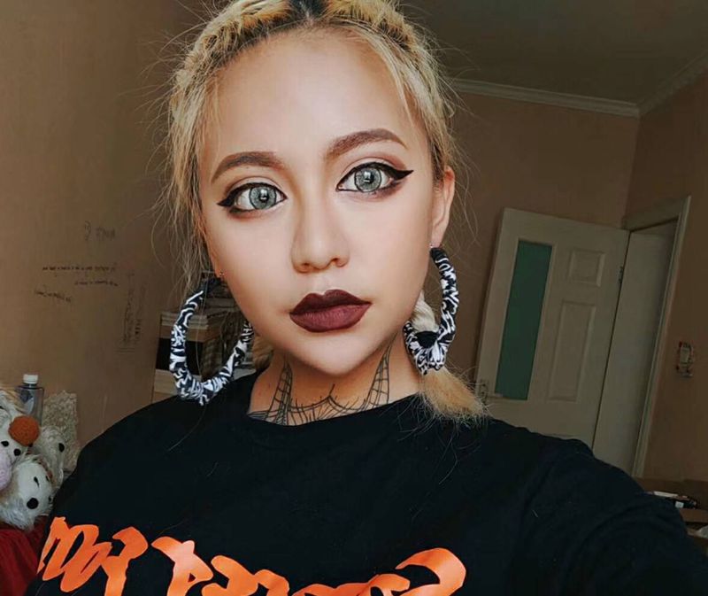 耳环定制纹身图片_颈部纹身图案