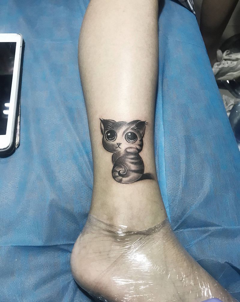 大眼瞪纹身图片_脚部纹身图案