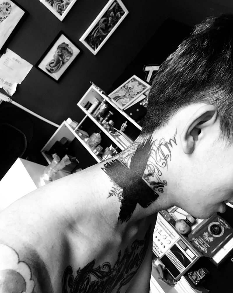 无名纹身图片_颈部纹身图案