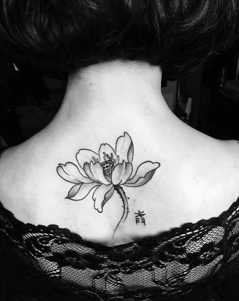 传统荷花纹身图片_成品颈部传统植物纹身图案