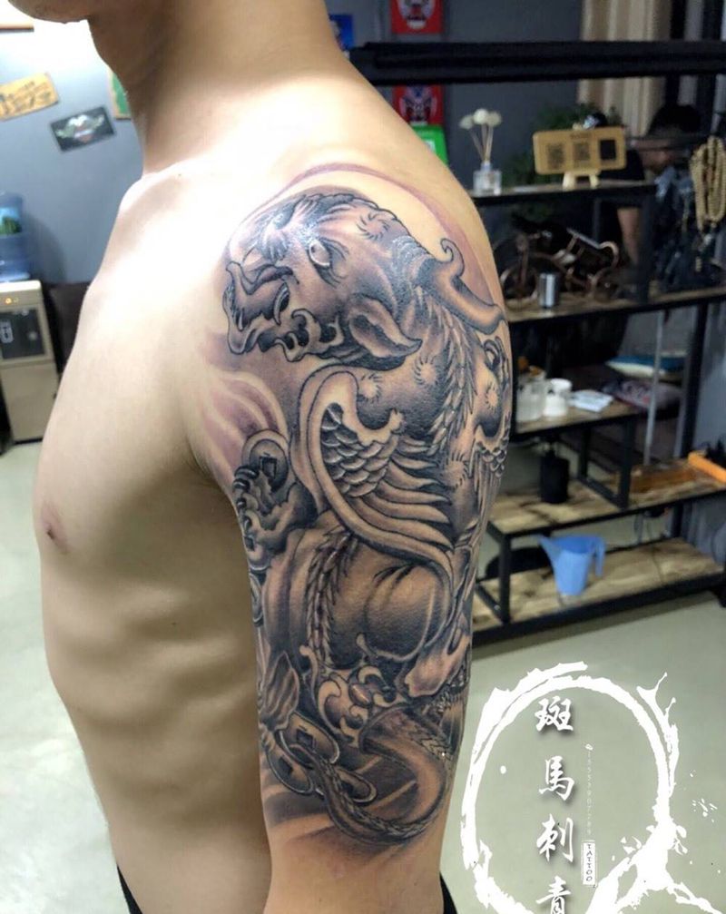 大臂貔貅纹身图片