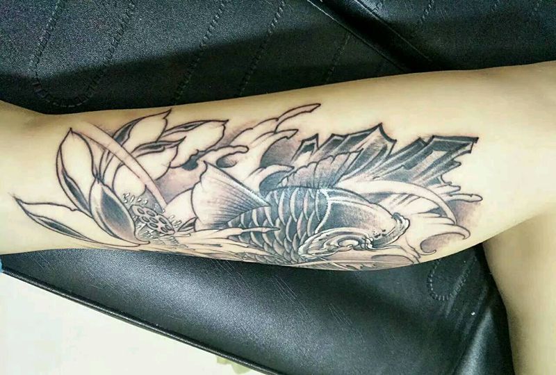 小腿外侧锦鲤纹身图片