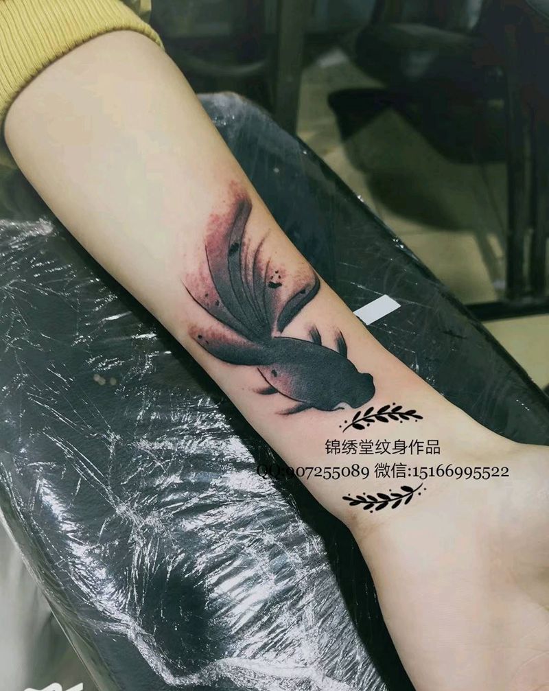 鱼遮盖纹身图片_手臂手部新传统纹身图案