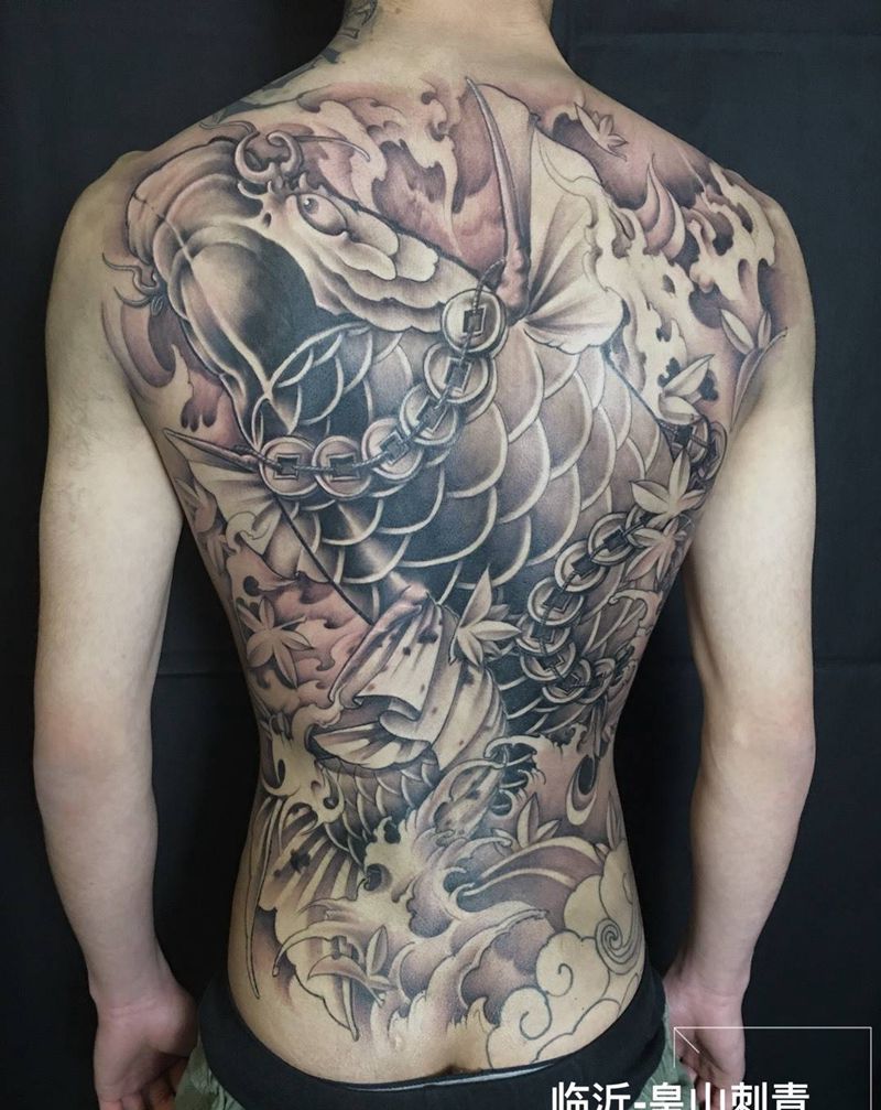 满背招财鲤鱼纹身图片
