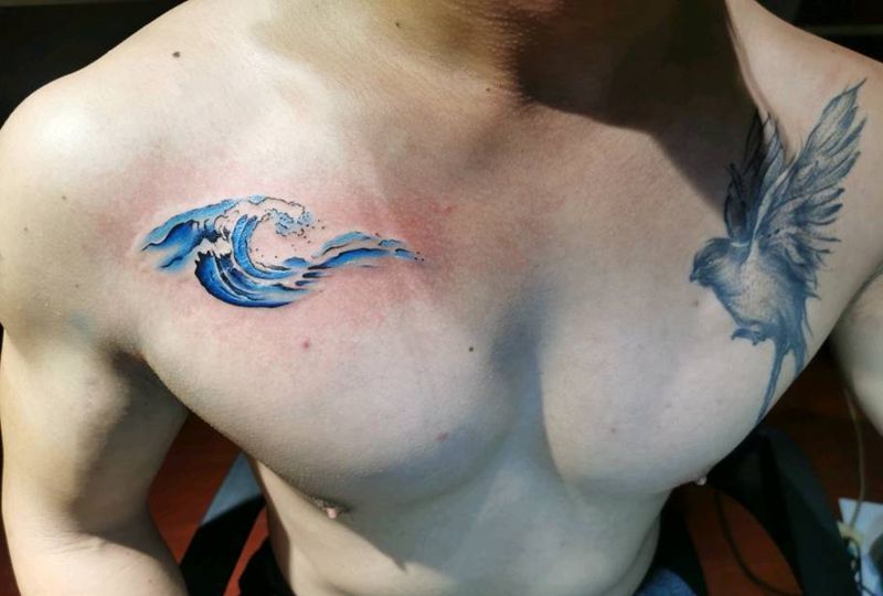 水浪纹身图片_肩部新传统水彩纹身图案