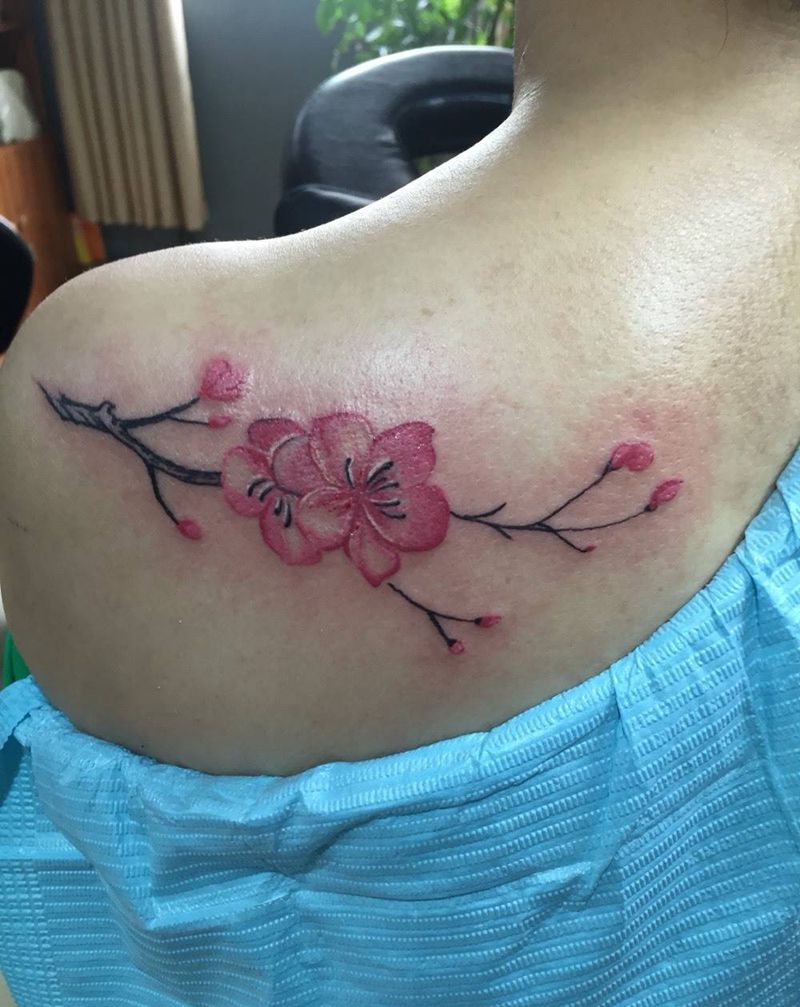 后肩梅花纹身图片