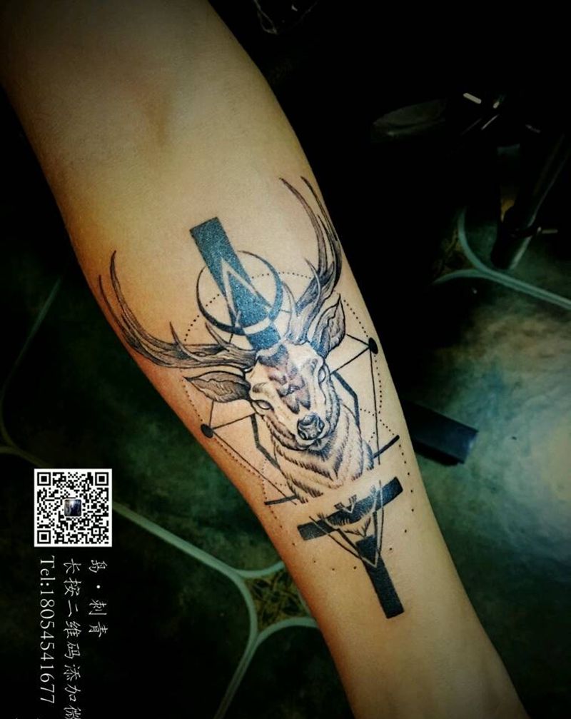 麋鹿纹身图片_手臂欧美传统清新植物鬼神成品纹身图案