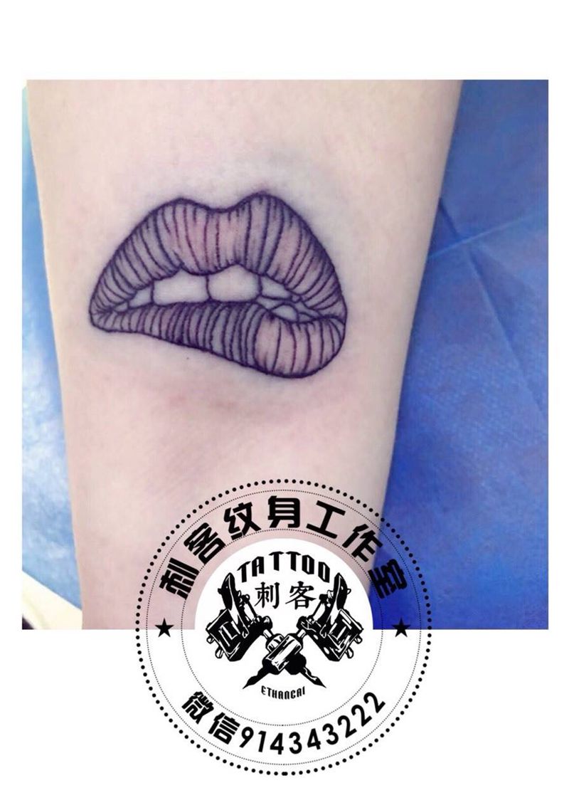 唇纹身图片