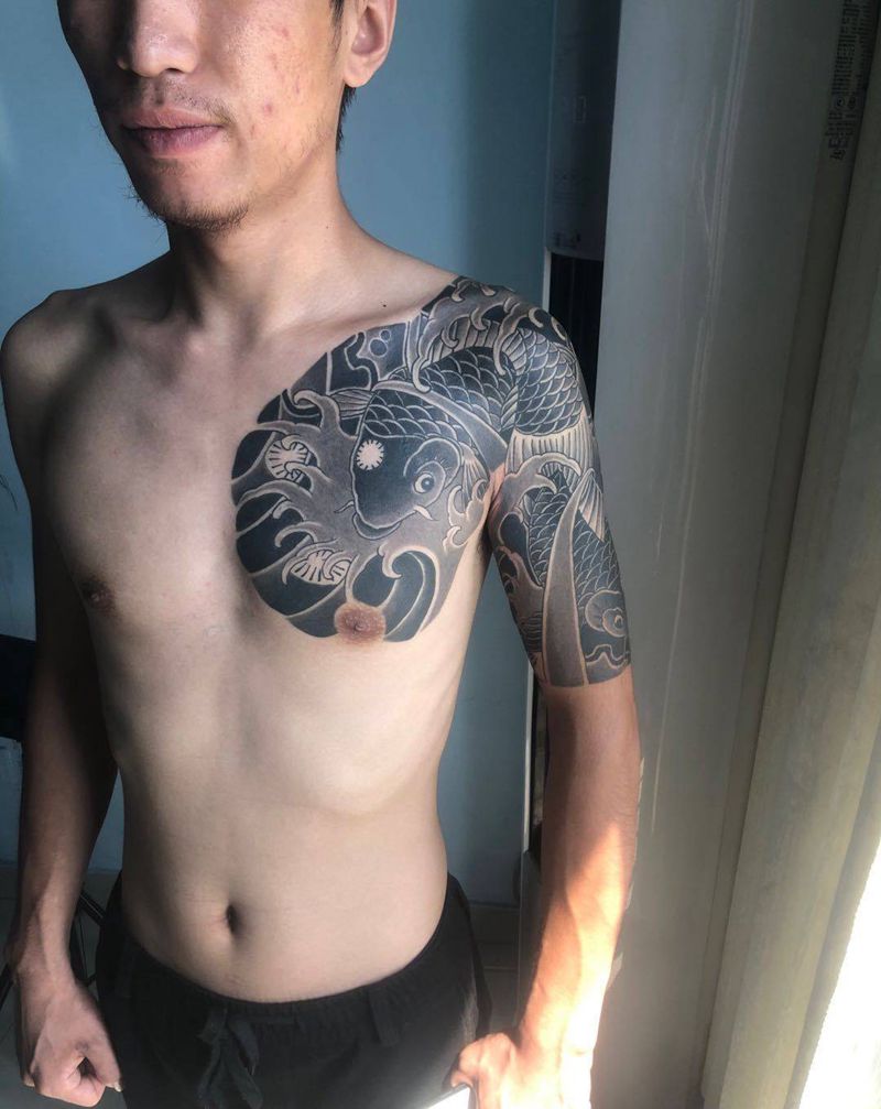 半甲鱼纹身图片_胸部纹身图案