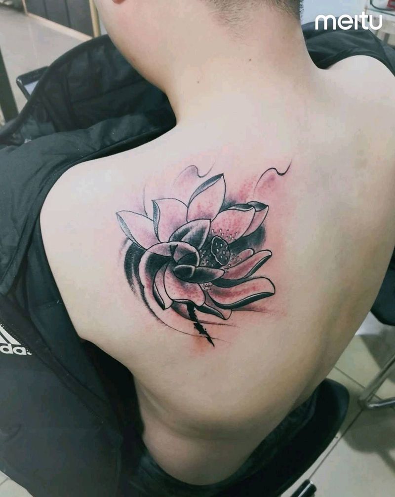 荷花纹身图片_背部新传统纹身图案