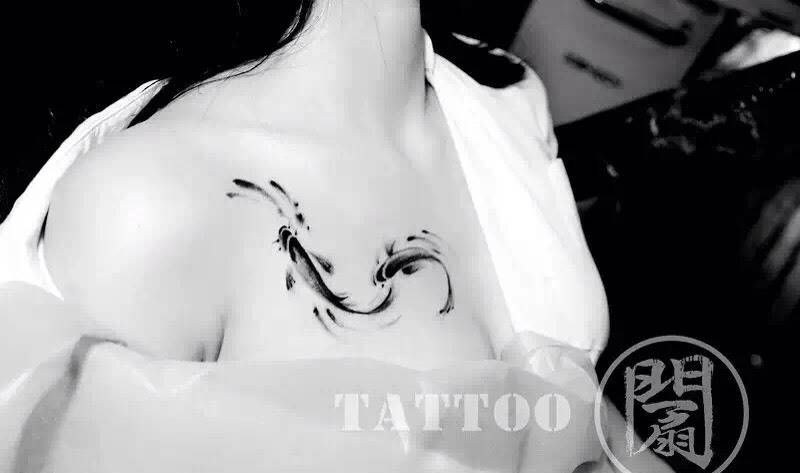 水墨风格鱼纹身图片_成品胸部传统清新国画动物原创纹身图案