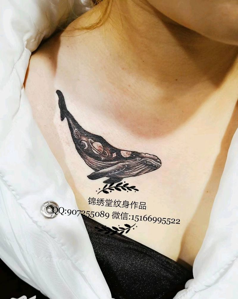 鲸鱼纹身图片_胸部新传统欧美写实纹身图案