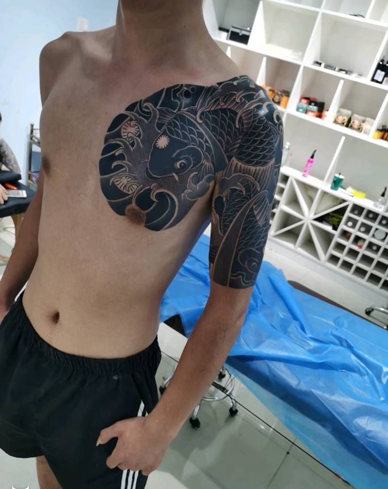 半甲鱼纹身图片_肩部纹身图案