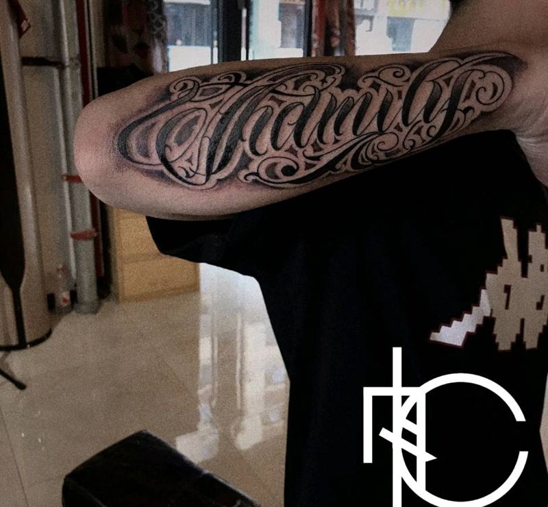 奇卡诺纹身图片_手臂花体字纹身图案