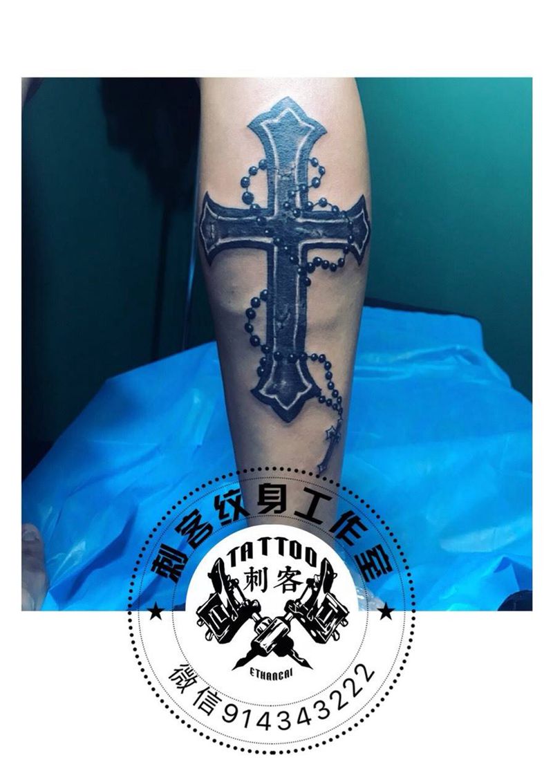 石裂十字架纹身图片