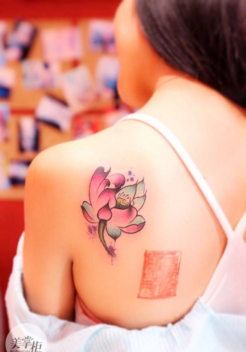 荷花纹身图片_传统清新植物肩部纹身图案
