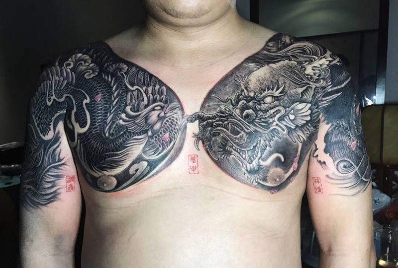 龙凤呈祥纹身图片_成品胸部传统动物烈火风格纹身图案