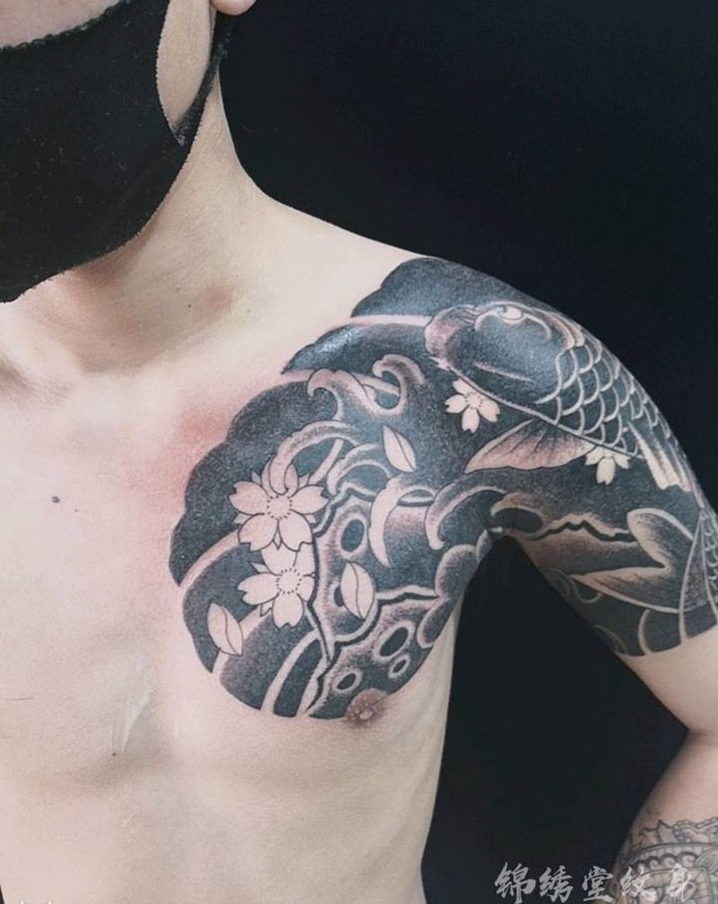 半甲纹身图片_肩部老传统纹身图案