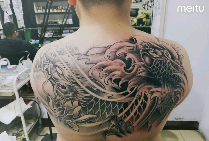 鳌鱼纹身图片_背部新传统纹身图案