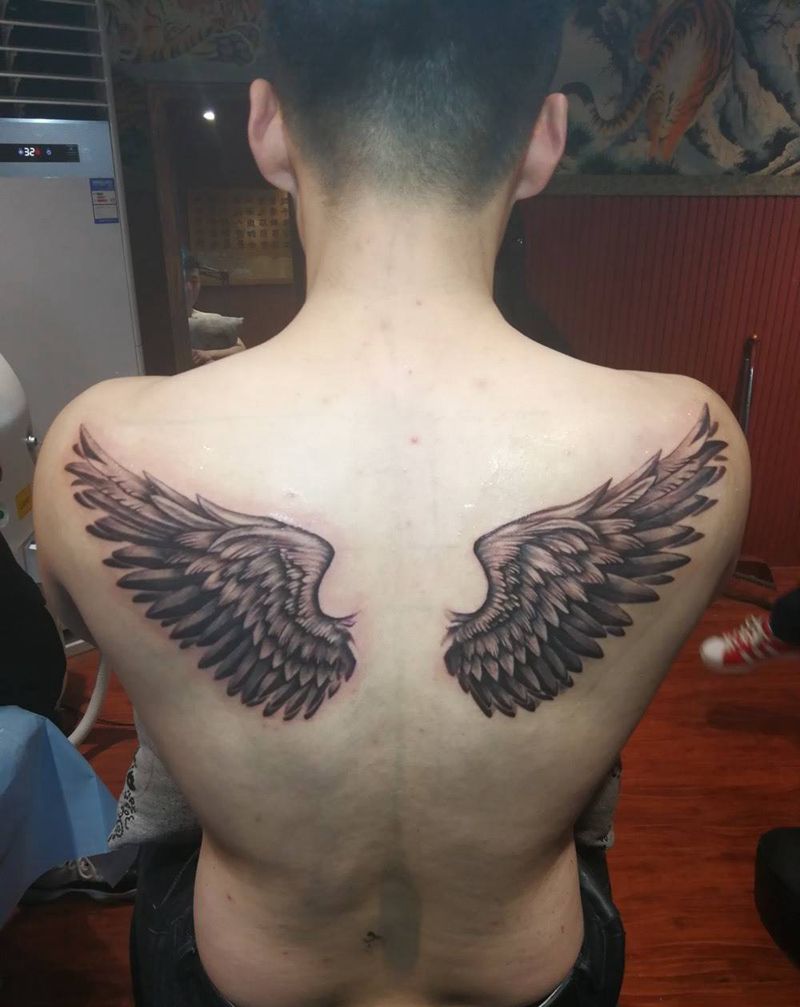 写实风格翅膀纹身图片_成品背部写实纹身图案
