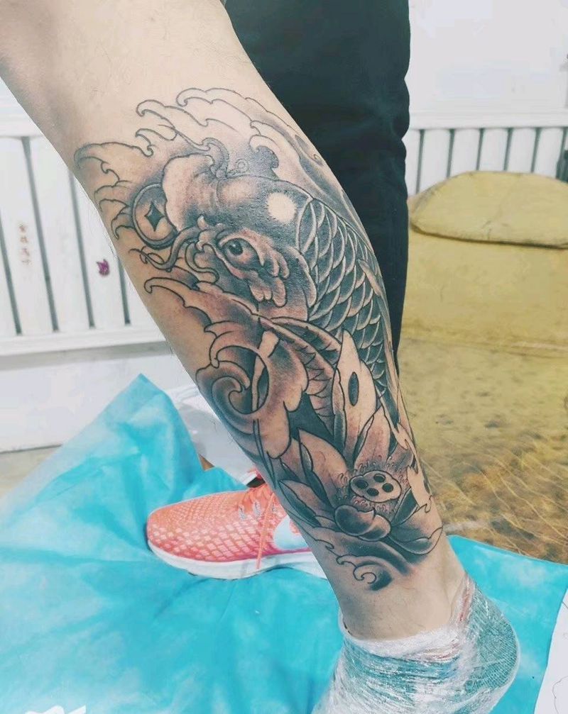 锦鲤纹身图片_腿部新传统纹身图案