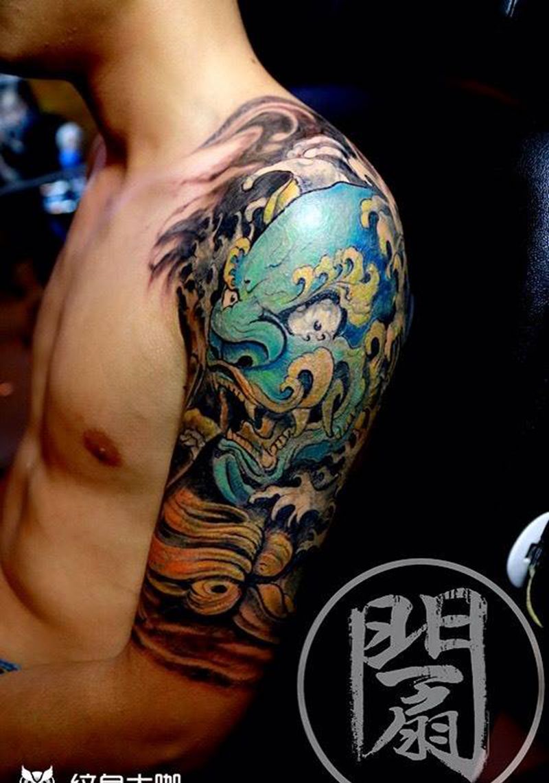 彩色唐狮纹身图片_肩部传统清新国画鬼神纹身图案