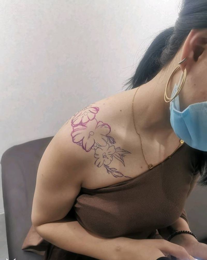 素花纹身图片_肩部几何点刺纹身图案