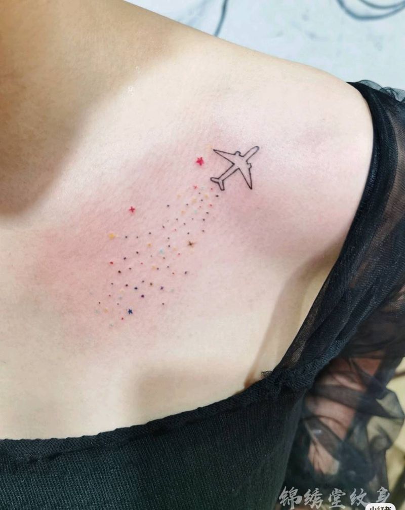 小飞机纹身图片_胸部纹身图案