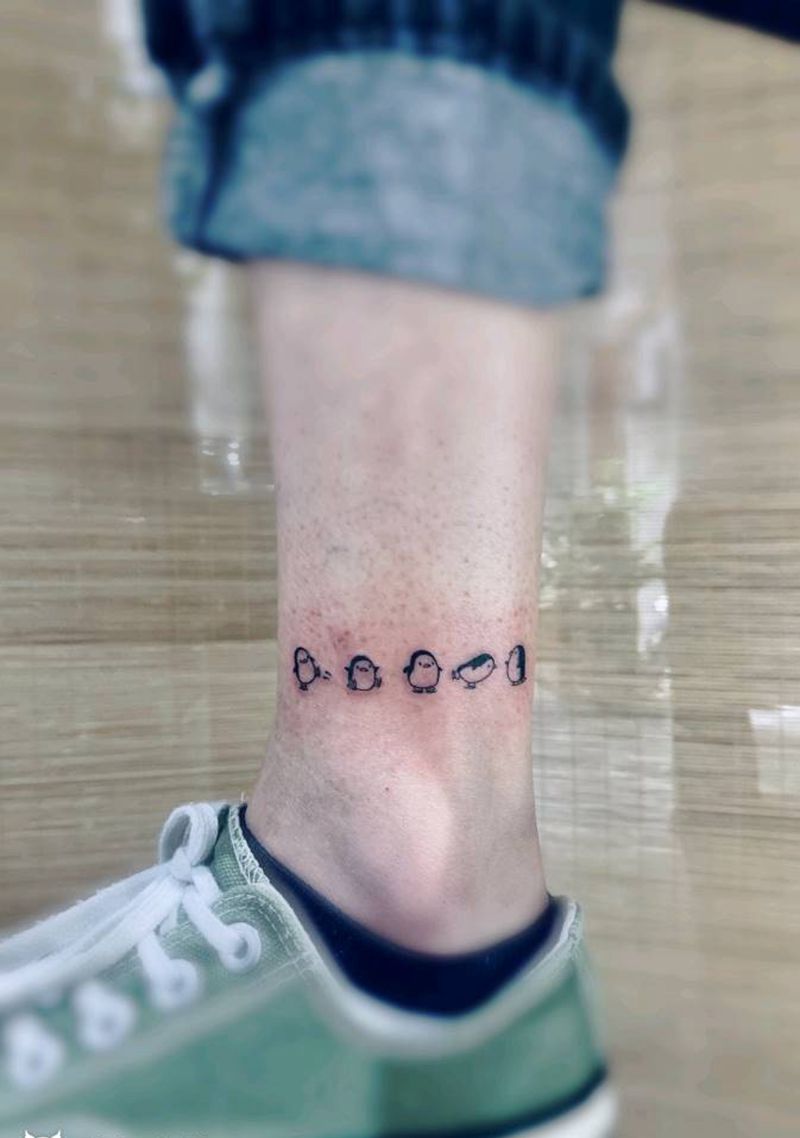 小企鹅纹身图片_脚部纹身图案