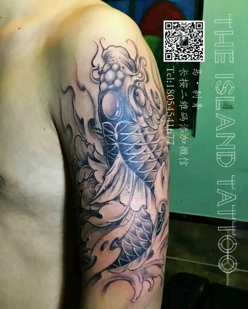 上臂鲤鱼纹身图片_臀部纹身图案