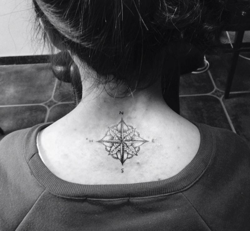 指南针纹身图片_成品背部清新几何字符纹身图案