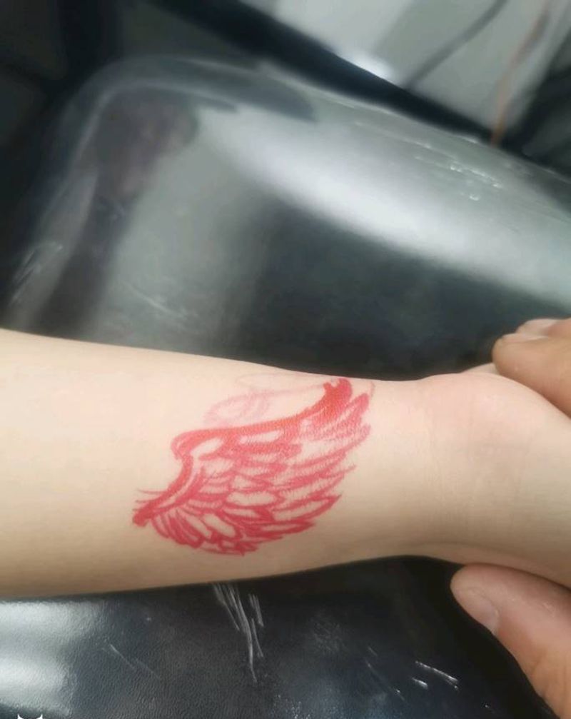 迷你翅膀纹身图片_手部手臂新传统纹身图案