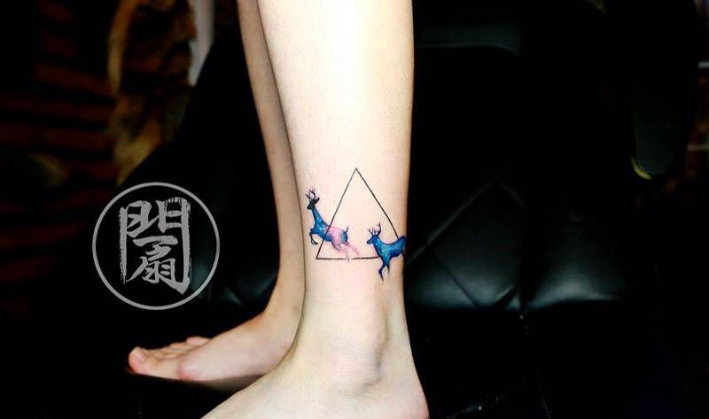 彩色鹿纹身纹身图片_成品脚部腿部清新欧美几何动物宗教纹身图案