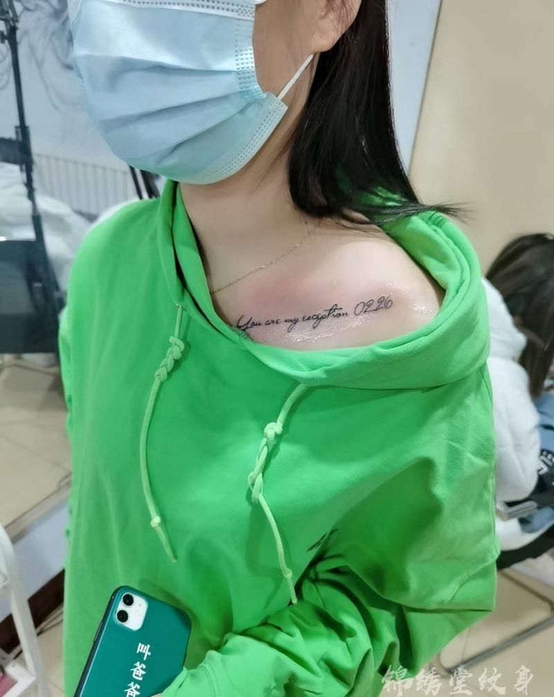 清新字母纹身图片_胸部新传统纹身图案