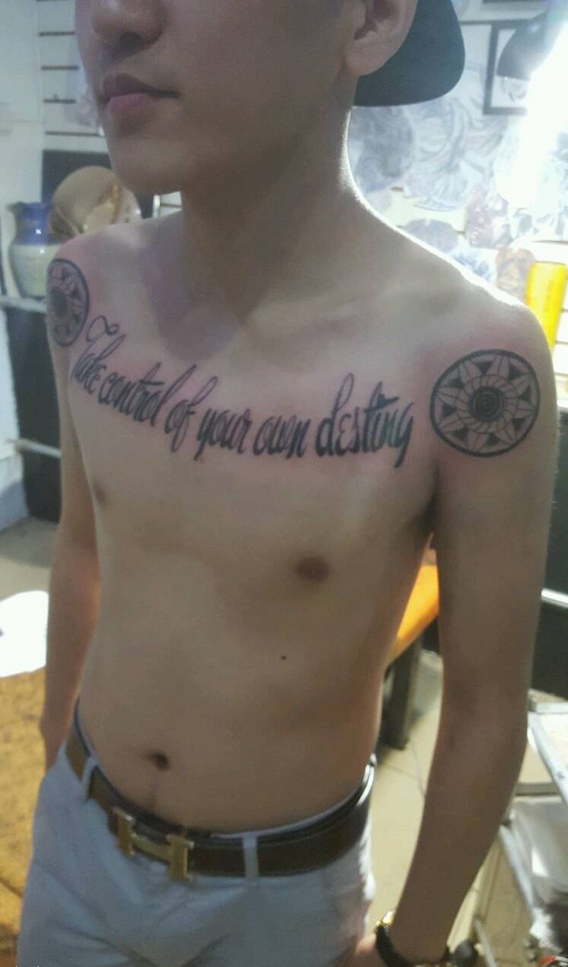 字母花胸纹身图片