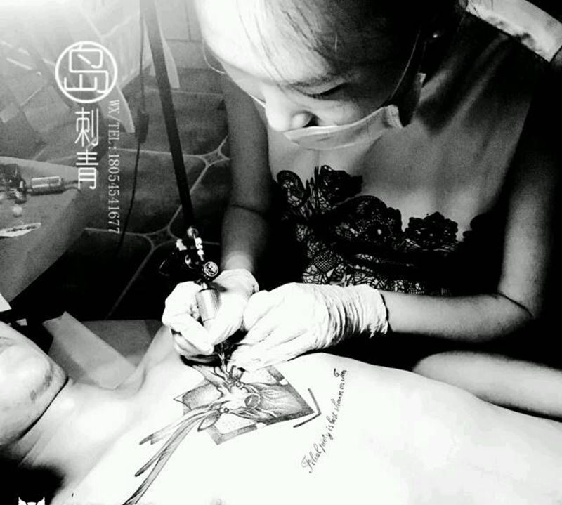 花胸纹身图片_胸部清新动物成品纹身图案