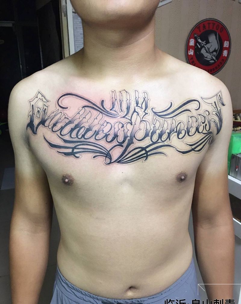 卡其诺花体英文花胸纹身图片