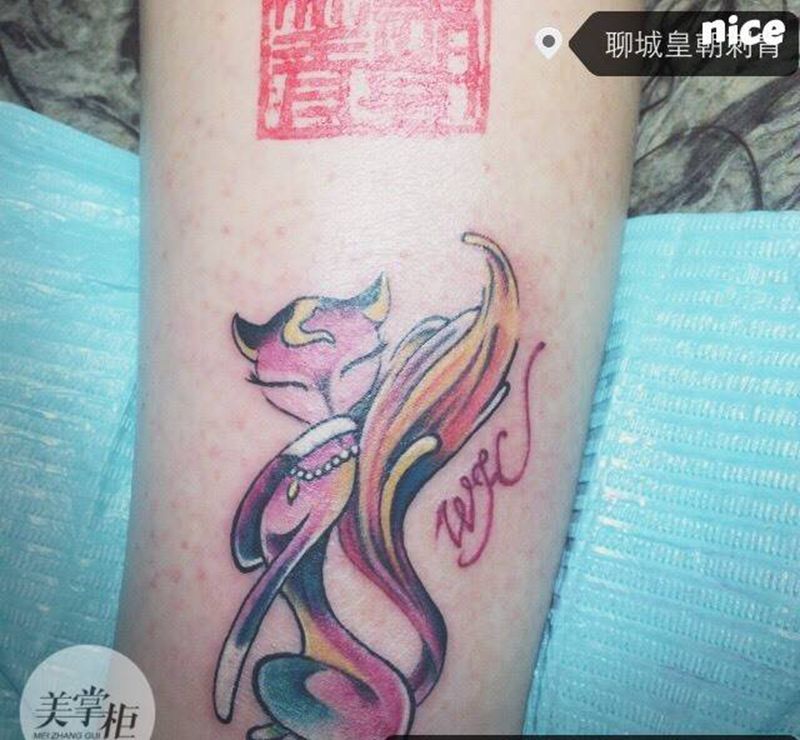 彩色狐狸纹身图片_清新欧美动物腿部纹身图案