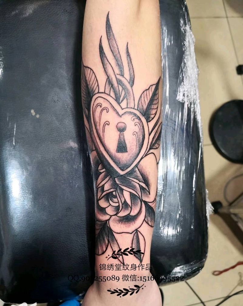 一朵花纹身图片_手臂手部新传统纹身图案