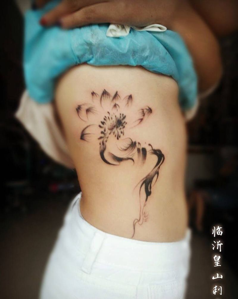 美女水墨莲花纹身图片