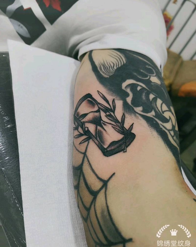 沙漏纹身图片_手臂Old School纹身图案